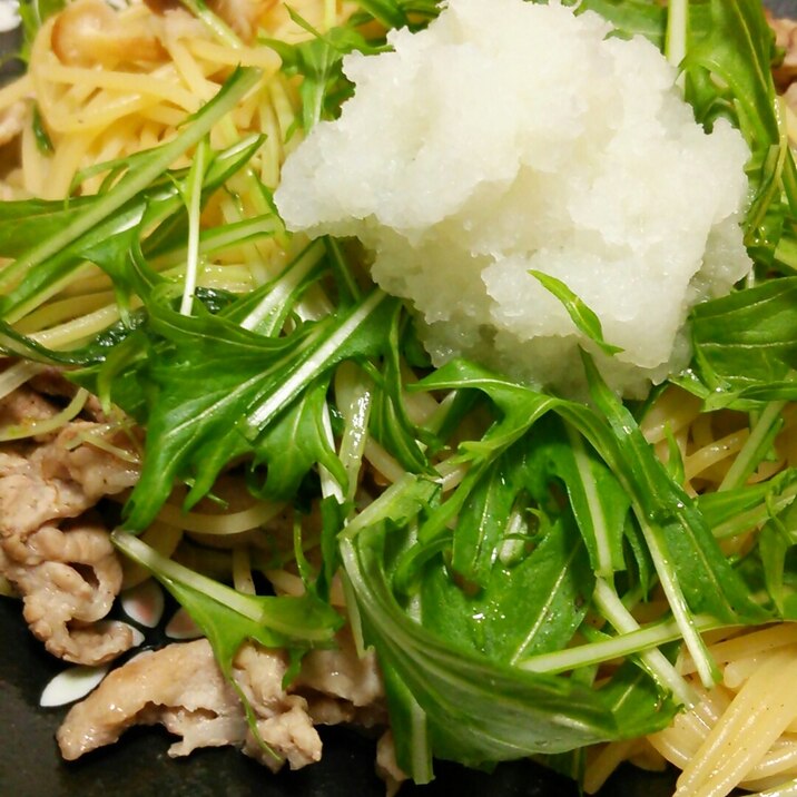 豚肉と水菜とブナピーのパスタ、大根おろしのせ